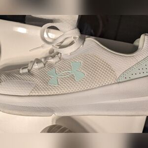 Woman's under armor athletic tennis shoes size 8.5